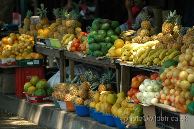 DSC_0711.JPG - Colourful market of St Lucia town